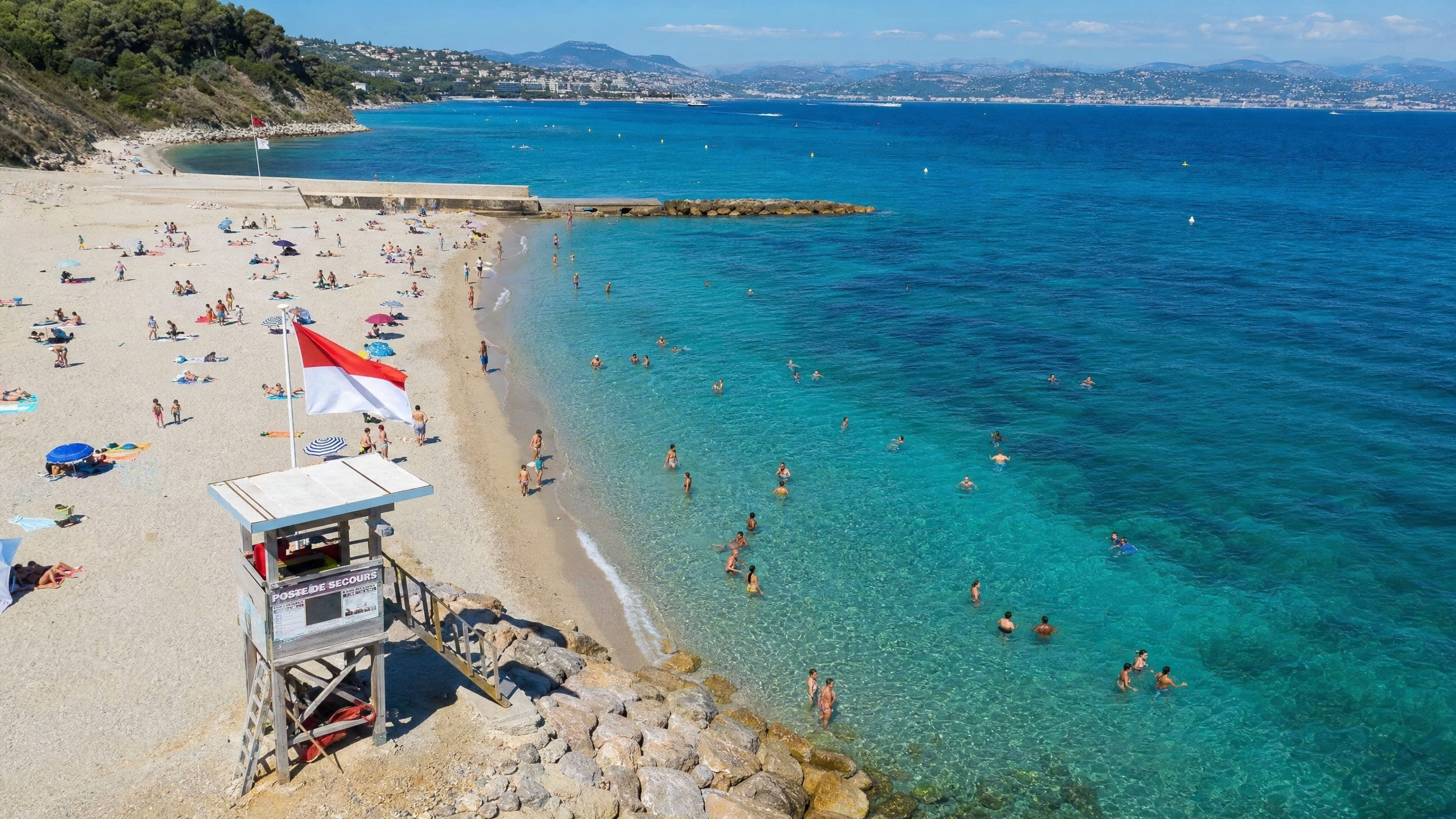 Vue aérienne plage surveillance aquatique