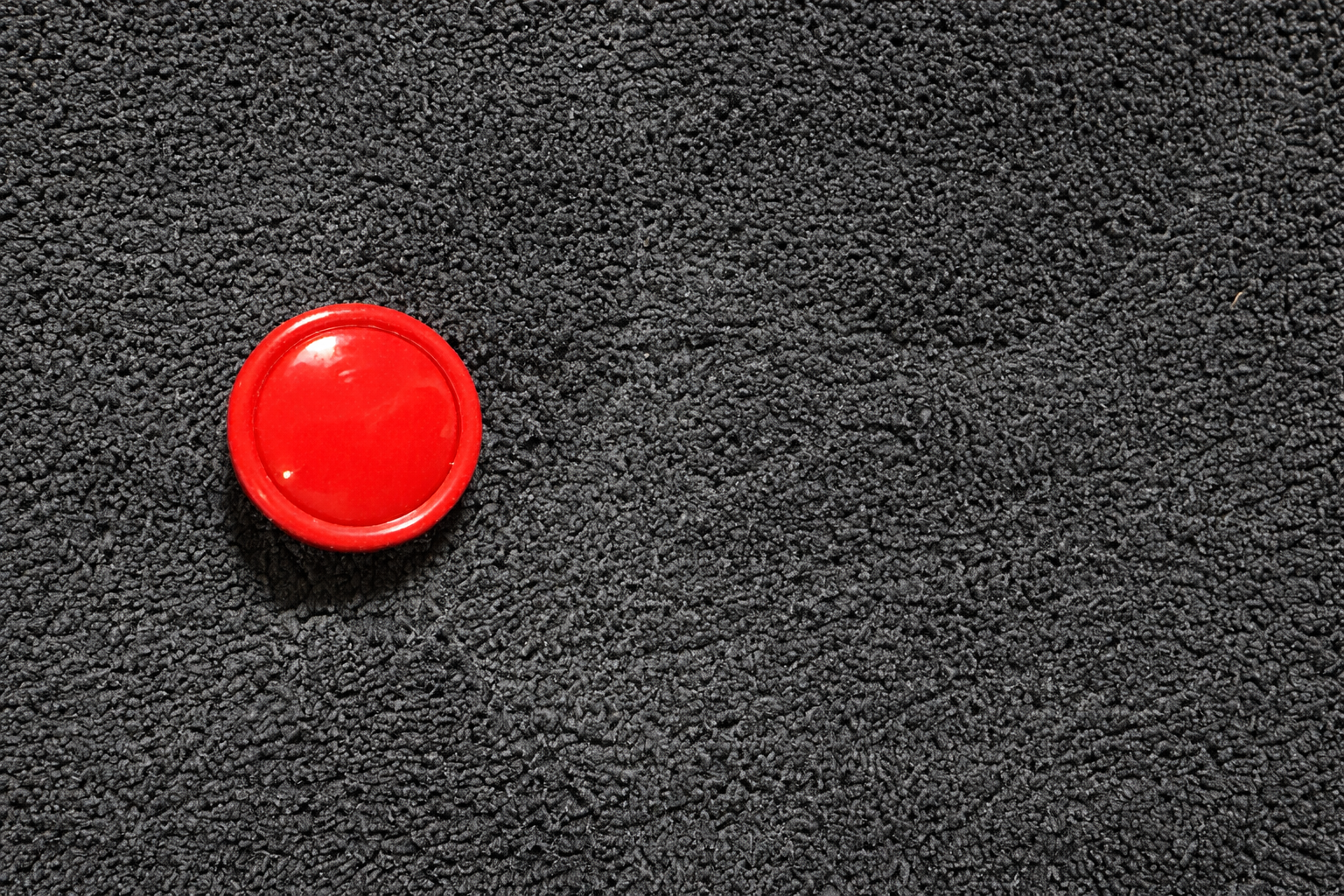 Bouton Clips'On rouge sur tissu texturé noir