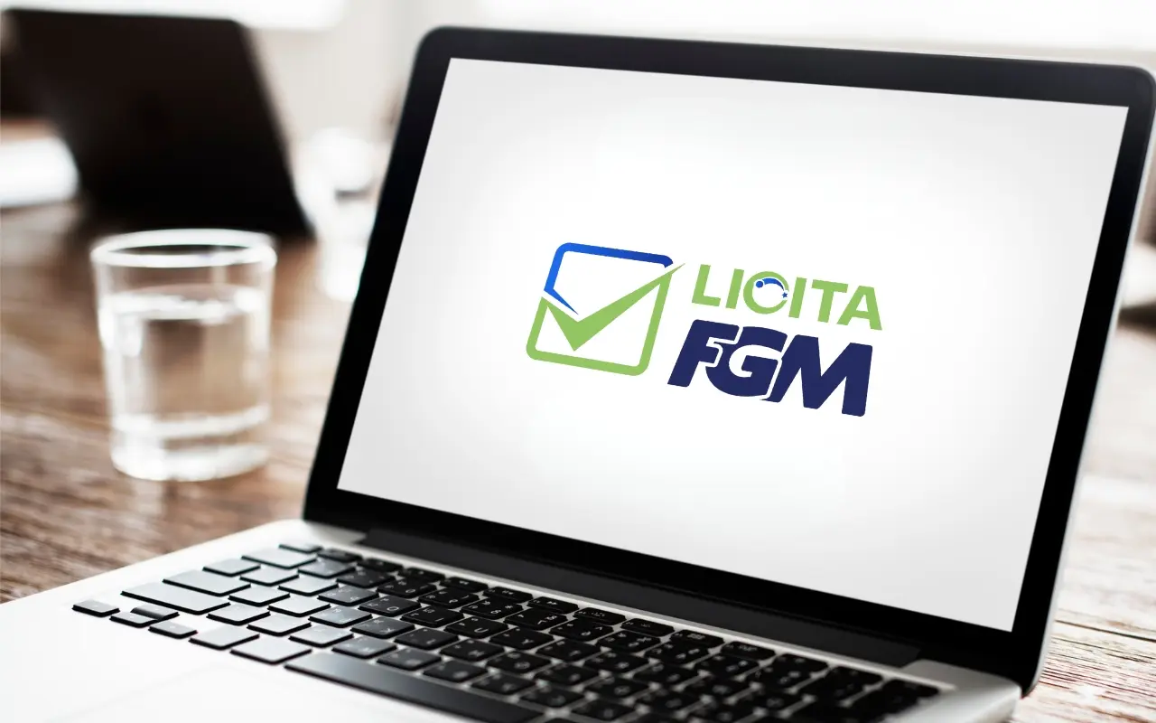 Notebook com logo Licita FGM